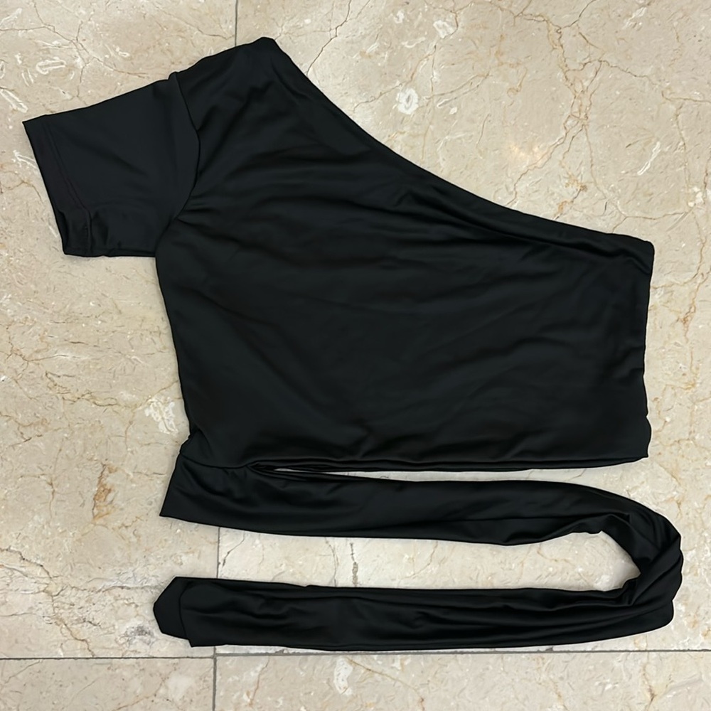 NWOT- Sexy crop Top - stretch lycra from Colombia- Awesome shape color: black